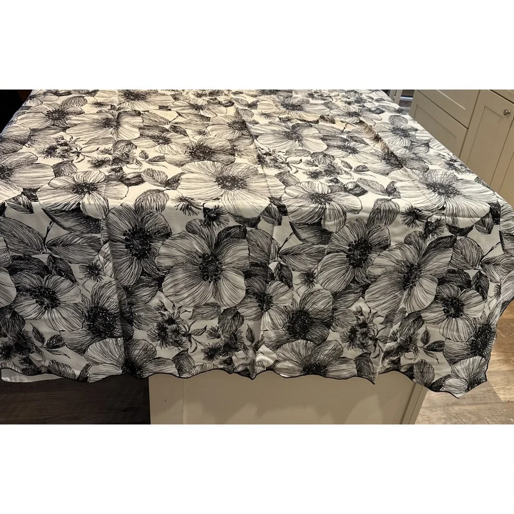 Black And White floral tablecloth Poppy 50 x 52 Scalloped Edge